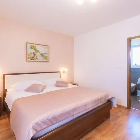 Macarinka, A Luxurious, Private Minutes From The Semesterbostad Ubasico