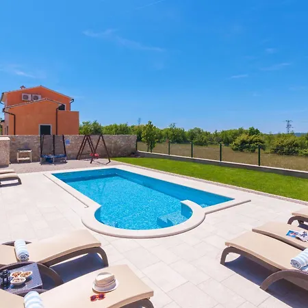 Macarinka, A Luxurious, Private Minutes From The Ubasico