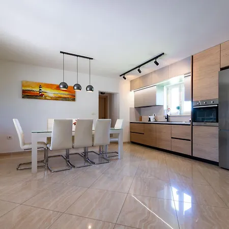 Macarinka, A Luxurious, Private Minutes From The Ubasico