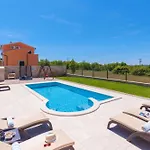Macarinka, A Luxurious, Private Minutes From The Ubasico