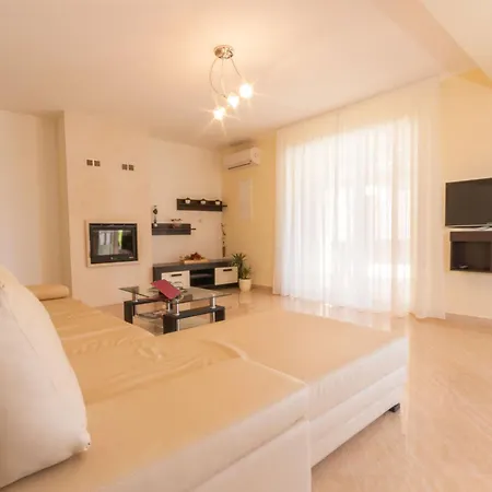 Macarinka, A Luxurious, Private Minutes From The Holiday home Ubasico