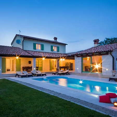 Macarinka, A Luxurious, Private Minutes From The