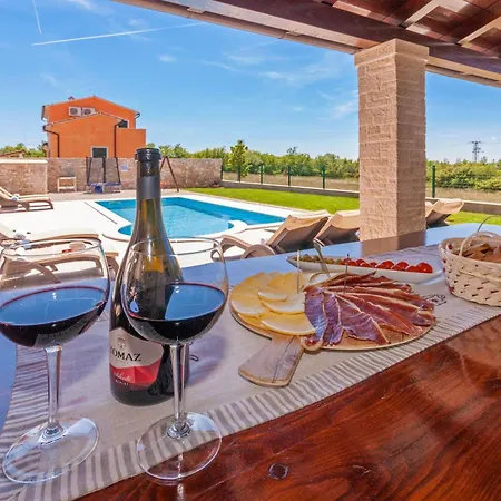 Holiday home Macarinka, A Luxurious, Private Minutes From The