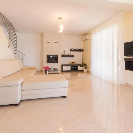 Macarinka, A Luxurious, Private Minutes From The Ubasico