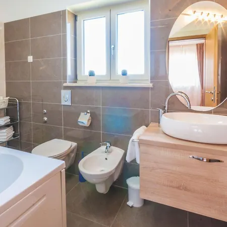 Holiday home Macarinka, A Luxurious, Private Minutes From The
